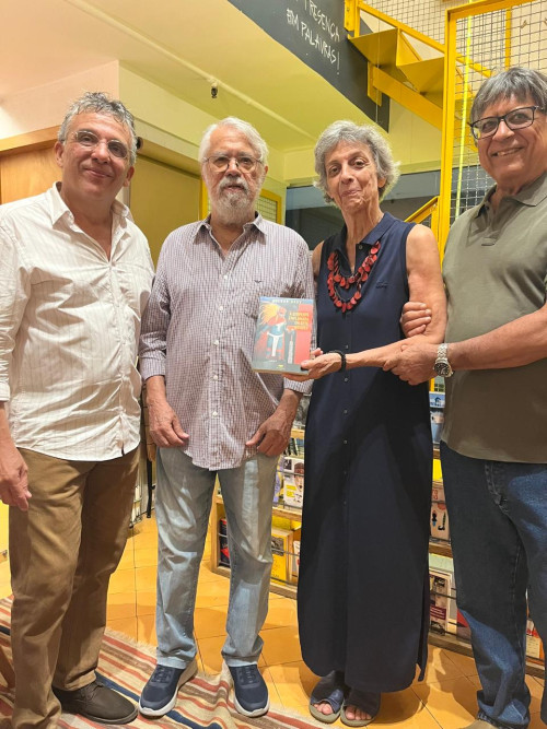 #Livro - Um click do advogado e escritor Nelson Nery Costa com os seus vizinhos no Rio de Janeiro: Nair, Rafael, Luiz, Maria e Marinho. Nelson já fez o lançamento em Teresina, e no dia 9/1, lançou o seu livro 'A Serpente Emplumada em Sete Cidades', no Rio de Janeiro em espaço badalado. Grazie pelo Convite. Chics!!! - (Arquivo Pessoal)