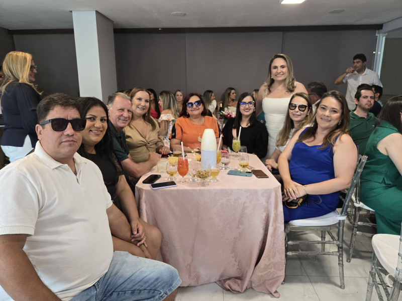 #Festa - Parabéns para a querida empresária Polyana Melo (3/11)!!! Que comemorou em grande estilo com familiares e amigos no domingo (3), em grande estilo com um almoço bem animado. Um click da aniversariante reunida com as amigas e os amigos. Chics!!! - (Luciêne Sampaio)