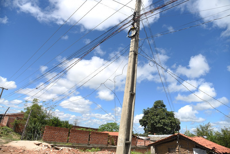 Cabos irregulares na rede elétrica sobrecarregam o sistema e prejudicam o fornecimento de energia - (Assis Fernandes/O Dia)