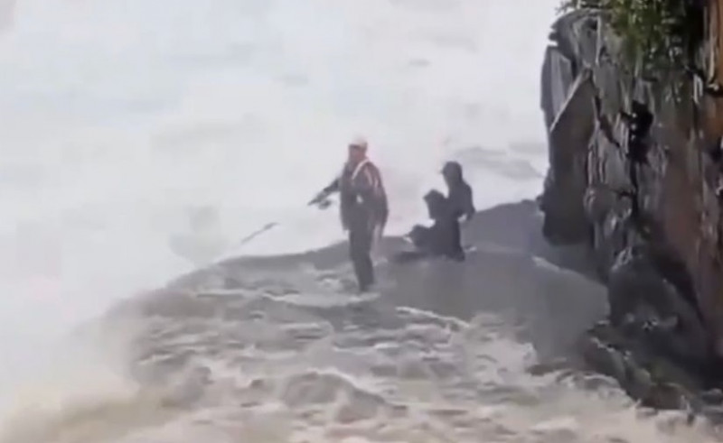 Homens se arriscam em pescaria na Cachoeira do Urubu - (Reprodução / Redes Sociais)