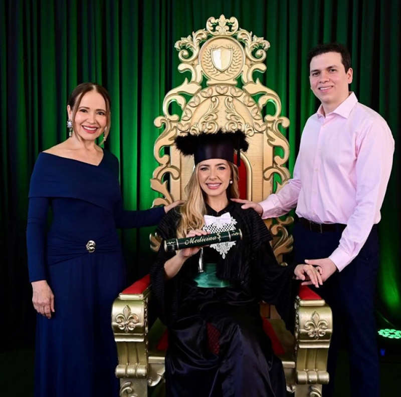 #Formatura - Click da empresária Van Fernandes na Formatura da sua nora, Cecília Kalume, esposa de Reginaldo Júnior, concluiu o curso em Medicina com a família e os amigos reunidos na festa. Chics!!! - (Arquivo Pessoal)