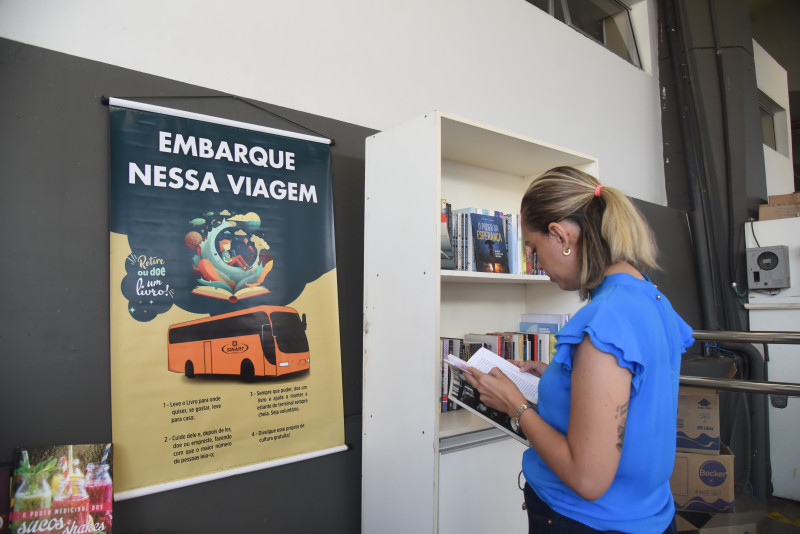 Projeto incentiva leitura de livros durante viagem de ônibus - (Assis Fernandes/ODIA)