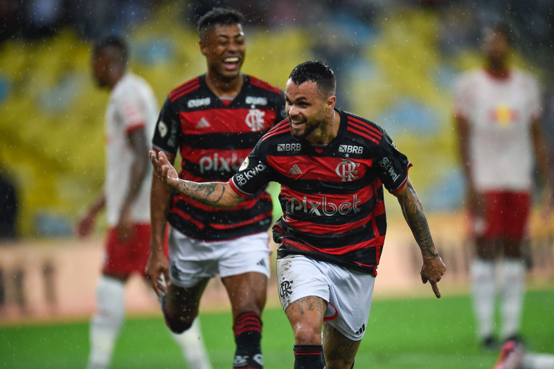 Michael marca e com ajuda de gol contra Flamengo bate Bragantino - (Marcelo Cortes / CRF)