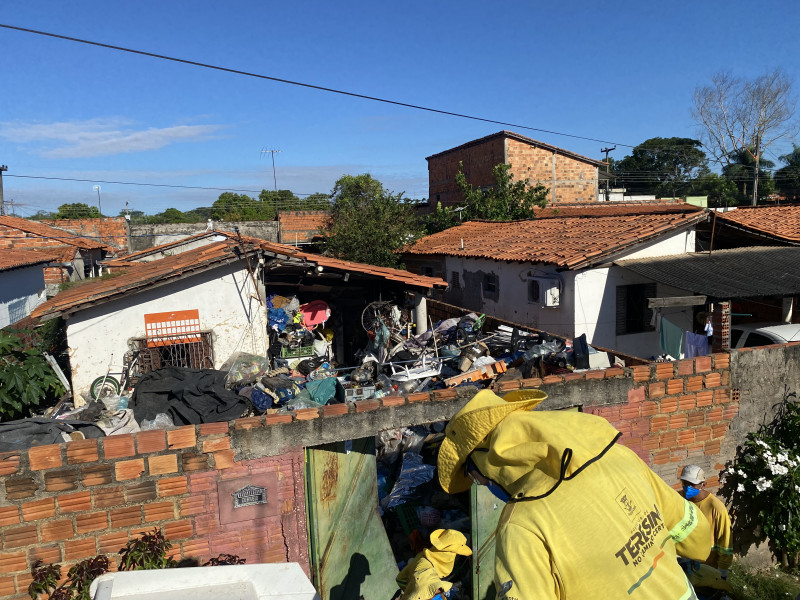 O imóvel tinha materiais acumulados, como garrafas, papelão, ventiladores e outros objetos, que estavam armazenados no local. - (Divulgação/ SDU Sudeste)