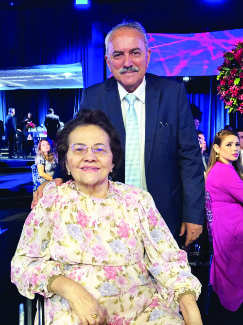 Toda felicidade do mundo para a professora  Yara Lira Paz e Silva,  na foto com seu irmão o ex-deputado federal Átila Lira.Parabéns! - (Arquivo Pessoal)