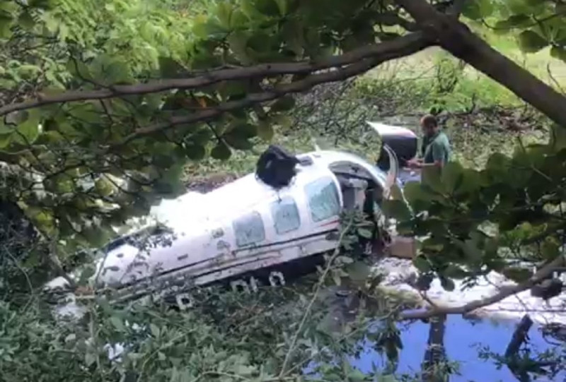 Após falha no motor, avião cai em lagoa próximo ao Encontro dos Rios, em Teresina