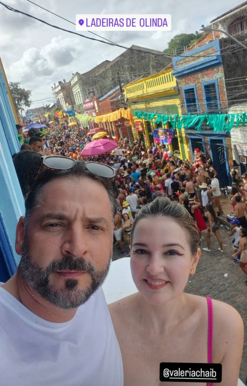 #Carnaval - Um click dos queridos enamorados João Carlos Siqueira & Valéria Chaib curtindo o Carnaval em Olinda / Recife. Chics!!! - (Arquivo Pessoal)