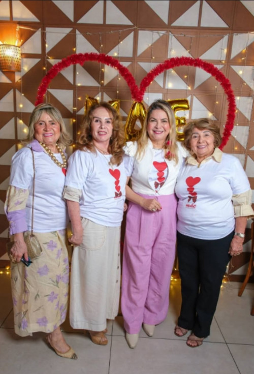 #AlmoçodasMães - Click com as queridas Osmarina Simeão, Solange Reis Martins e Fátima Simeão no nosso Almoço das Mães. Chics!!! - (Tibério Hélio)
