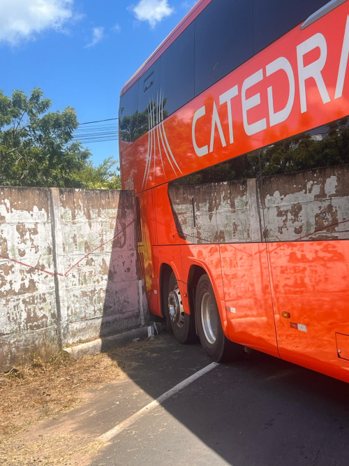 Ônibus sem freio bate em muro na rodoviária em Piripiri