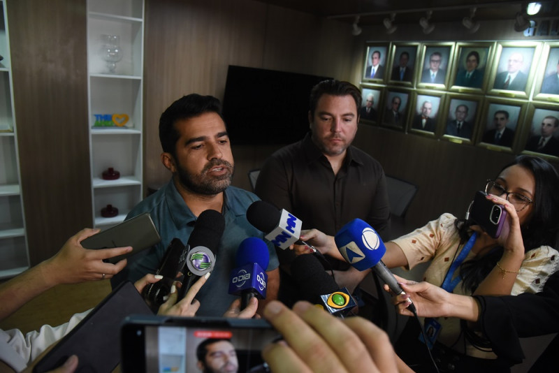 Vereador Bruno Vilarinho durante entrevista nesta manhã de segunda - (Assis Fernandes/ O DIA)