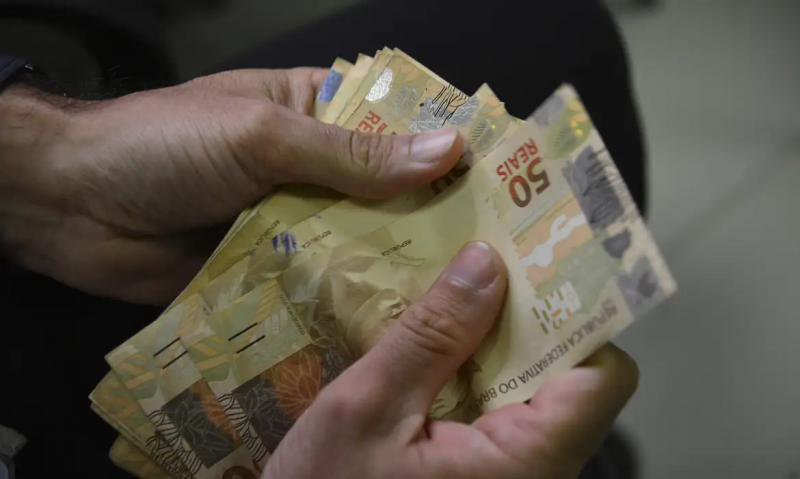 Novo salário mínimo de R$ 1.412 começa a ser pago hoje (1º)