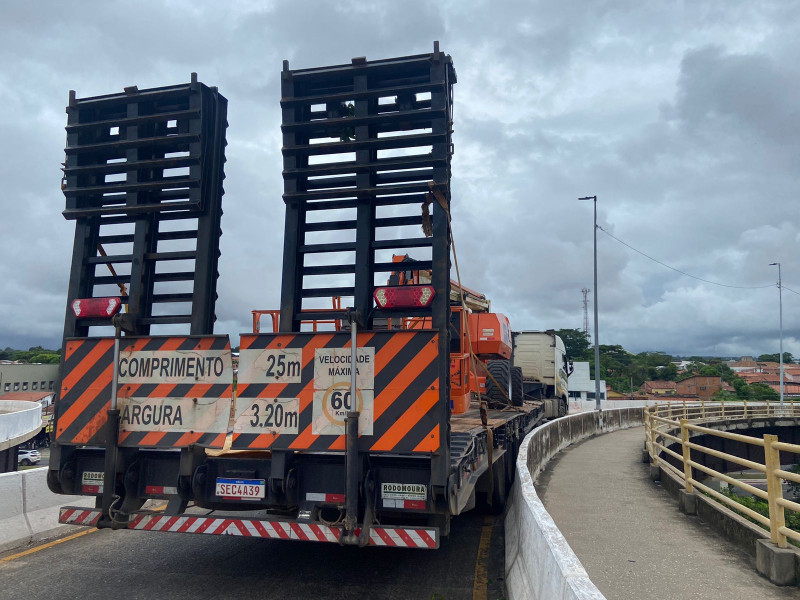 Carreta transportando guindaste fica presa na Ponte da Amizade e trânsito fica bloqueado