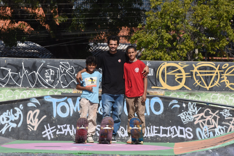 Thyago Costa e seus filhos, Carlos Costa, o Caca, de 9 anos, e Manuel Costa, o Manu, de 14 anos - (Assis Fernandes/ODIA)