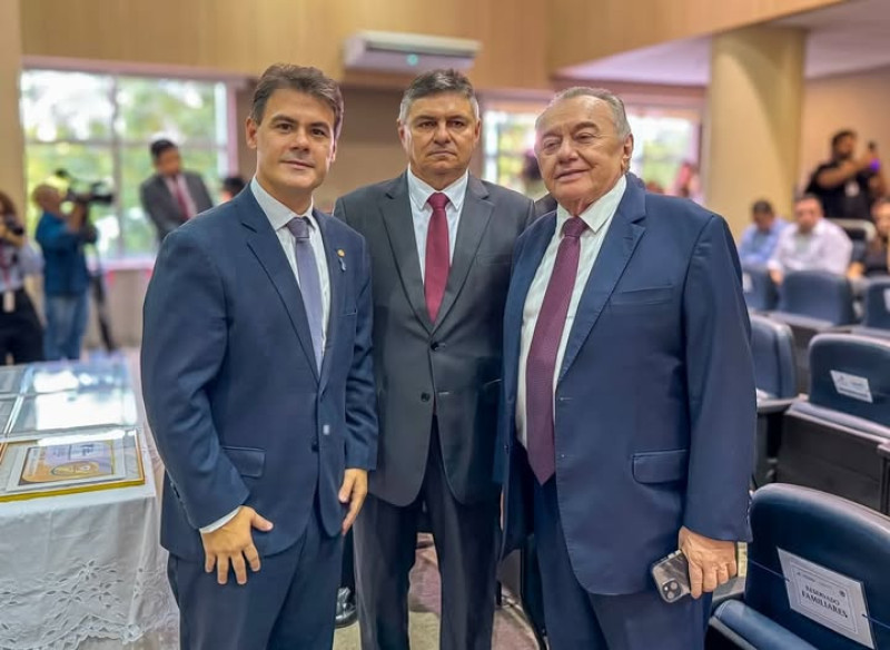 #Posse - Um click do deputado estadual e futuro presidente da ALEPI, Severo Eulálio com o conselheiro do TCE/PI, Kennedy Barros, que foi reconduzido ao cargo de presidente do TCE/PI e do conselheiro Kleber Eulálio, que foi empossado como vice-presidente do TCE/PI. Chics!!! - (Arquivo Pessoal)