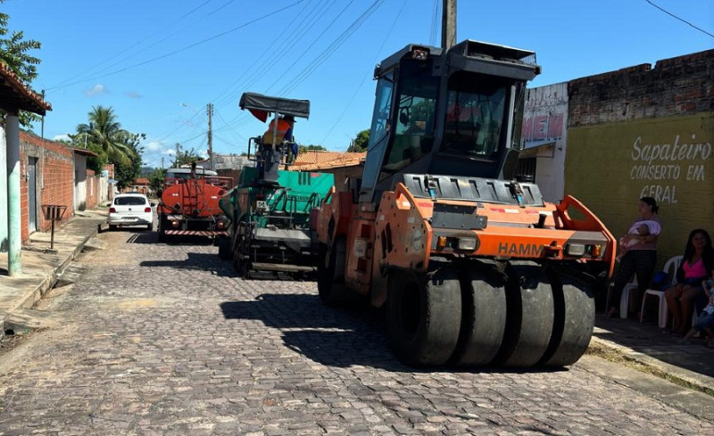 Dr. Pessoa assina ordem de serviço e bairros da Zona Norte receberão 50km de asfalto