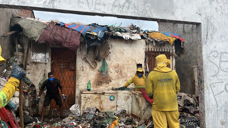 Mais de 30 toneladas de lixo já foram retiradas de casa no bairro Promorar, em Teresina