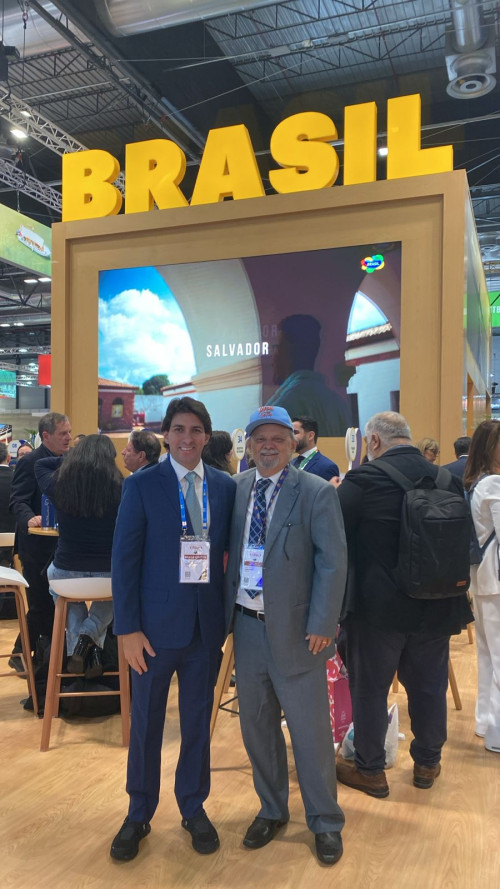 #Abrajet Piauí - Um click dos queridos Cristiano Araújo  Secretário de turismo do Distrito federal com o presidente da ABAV/Piauí - by Jorge Leite estão prestigiando a Rota das Emoções - Apresentada na Feira Internacional de Turismo – Fitur, em Madri Sebrae articulou a participação da empresa piauiense Natur Turismo no evento A Fitur, que acontece em Madri, na Espanha, movimenta o cenário turístico global. Chics!!! - (Arquivo Pessoal)