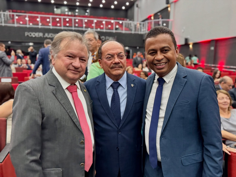 #Solenidade - Um click do desembargador Aderson Antônio Brito Nogueira tomou posse como presidente do Tribunal de Justiça do Estado do Piauí (TJ/PI) durante solenidade no Palácio da Justiça, em Teresina. Com quase quarenta anos de magistratura, ele comandará o Poder Judiciário piauiense no Biênio 2025/2026, sucedendo o desembargador Hilo de Almeida Sousa. Um click do desembargador com amigos. Chics!!! - (ASSESSORIA DO TJ/PI)