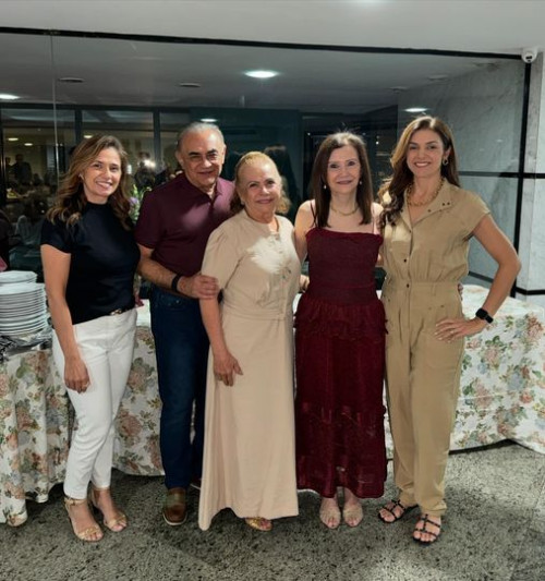 Os queridos Adão Rodrigues & Socorro Santos presenças nos parabéns da cunhada Fernanda Chaib, que aniversariou no dia 8/9, e o casal estiveram no aniversário em companhias das filhas Adalya Rodrigues e Arana Ferraz. Chics!!! - (Arquivo Pessoal)