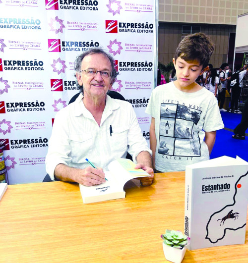 Escritor unionense radicado em Fortaleza,  Antônio Martins da Rocha Júnior (Rocha Júnior) lançou dia 05 de abril em Fortaleza, o livro Estanho no Centro de Eventos do Ceará. - (Arquivo Pessoal)