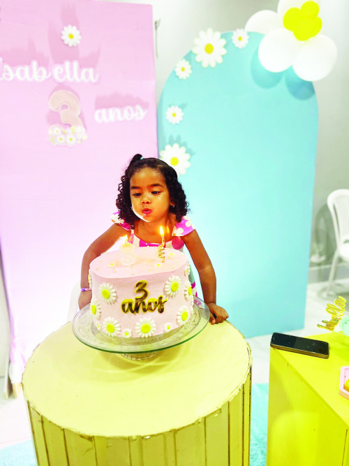 TRÊS ANINHOS - Princesinha Isabella segunda ganhou festinha para comemorar seu três anos de vida, organizada pelos seus pais: Carlos Nery e Clara. - (Arquivo Pessoal)