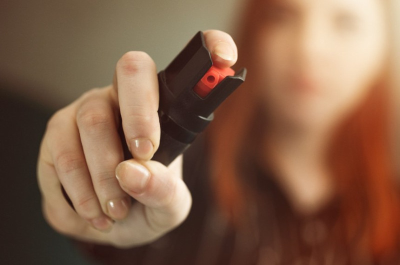 Entra em vigor lei que autoriza venda de spray de pimenta para mulheres; veja regras