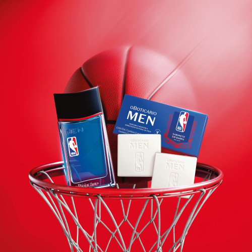 #Boticário MEN & NBA - Lançam linha de produtos masculinos, inaugurando a primeira colaboração da liga com uma marca de beleza do Brasil. A linha de edição limitada apresenta produtos multifuncionais com tecnologia power fresh, pensados especialmente para os apaixonados por basquete. O Boticário MEN, marca de cuidados masculinos do  Boticário, une forças com a NBA, a National Basketball Association dos EUA, para uma colaboração em edição limitada. A parceria inédita apresenta uma linha de produtos multifuncionais e práticos, criados para aqueles que amam o esporte. Combinando alto desempenho e fragrâncias refrescantes, a coleção traz cinco itens que traduzem performance e autenticidade, incorporando a exclusiva tecnologia Power Fresh, que proporciona uma explosão de frescor contrastada com notas amadeiradas intensas. De acordo com o Sponsorlink, estudo do IBOPE Repucom sobre os hábitos e comportamentos dos fãs de esportes no Brasil, o basquete está entre os esportes mais populares do país. O número de fãs da NBA atingiu 52,8 milhões, um crescimento de 16% nos últimos três anos (acima dos 45,4 milhões em 2021), segundo a pesquisa. Diante desse cenário, a colaboração entre Boticário e NBA transforma a paixão masculina pelo basquete em produtos, aproximando a marca desse público e ampliando sua atuação em nichos de mercado específicos. Carolina Carrasco, Diretora de Branding e Comunicação do Grupo Boticário, explica que a iniciativa faz parte da expansão contínua da marca no mercado masculino. “Nosso compromisso é transformar MEN em uma referência no cuidado diário do homem, conectando-se com o que realmente importa para ele. Sabemos que os homens se identificam melhor com produtos que se alinham ao seu estilo de vida. Ao nos associarmos a uma liga esportiva que vai além das quadras e influencia cultura, moda e comportamento, reforçamos nossa presença no universo do entretenimento e oferecemos mais do que uma simples colaboração de produtos. Nosso objetivo é traduzir um estilo de vida, trazendo o universo do basquete para a rotina de autocuidado masculino.” Roger Ahlgrimm, Diretor Sênior de Varejo e Licenciamento da NBA Brasil, celebra a parceria. “A NBA compartilha uma conexão profunda e autêntica com seus fãs – uma conexão que vai além do jogo e se estende ao dia a dia. Nossa colaboração com o Boticário reflete esse compromisso ao combinar a identidade dinâmica da NBA com produtos inovadores de autocuidado masculino. Essa parceria responde à crescente paixão de nossos fãs, criando novos pontos de contato que fortalecem seu relacionamento com a liga de maneira significativa e baseada no estilo de vida.” A combinação de Belanis e Linalol garante um alto impacto sensorial, intensificando o frescor desde o primeiro contato com a pele. O MEN & NBA Desodorante Colônia 100ml abre com notas vibrantes de menta, maçã e grapefruit, evoluindo para um coração sofisticado de canela, pinho e zimbro, finalizando com uma base marcante de cashmere, patchouli, sândalo e musgo. O MEN & NBA Desodorante Antitranspirante Aerossol combina alantoína, bisabolol e vitamina E, oferecendo até 96 horas de proteção enquanto cuida e acalma a pele. O MEN & NBA Shower Gel 5 em 1 foi desenvolvido para limpeza profunda, controle da oleosidade e hidratação, com efeito refrescante potencializado pela tecnologia Power Fresh. Para quem busca uma sensação de pele renovada, o MEN & NBA Sabonete em Barra proporciona limpeza intensa e frescor duradouro, completando a experiência sensorial da coleção. Por fim, para manter os essenciais sempre organizados, a coleção inclui o MEN & NBA Necessaire, um acessório resistente e espaçoso, ideal para complementar a compra e auxiliar na rotina diária. A linha Boticário MEN & NBA já está disponível nas lojas do Boticário em todo o Brasil, pelo e-commerce da marca e em seu aplicativo para Android e iOS. Os consumidores também podem fazer pedidos pelo WhatsApp no número 0800 744 0010 – oficial e seguro – para verificar a disponibilidade local. Além disso, é possível entrar em contato com um consultor da marca em encontre.boticario.com.br. Serviço: Desodorante colônia MEN & NBA 100ml - Preço: De R$179,90 Por R$144,90 -. Men & NBA é um diferencial para a marca pois equilibra o frescor grooming com nuances modernas somados a Tecnologia Power Fresh que dá um boost a mais na saída contrastando com o fundo amadeirado cremoso característico de Men. Desodorante Antitranspirante Aerossol MEN & NBA 90g 150ml - Preço: De R$39,90 Por R$31,90. Combina um blend de Alantoína, Bisabolol e Vitamina E, que protege, acalma e cuida da pele. Com cápsulas ativas de fragrância entrega até 96h de proteção. Shower Gel MEN & NBA 5 em 1, 205g - Preço: De R$44,90 Por R$35,90. Limpa, controla a oleosidade e mantém a hidratação natural da pele. Efeito refrescante com a Tecnologia Power Fresh. Sabonete em Barra MEN & NBA, 2 X 90g - Preço: De R$27,90 Por: 21,90 -, Limpeza e sensação de pele renovada! Fragrância com Tecnologia Power Fresh, proporcionando uma explosão de frescor. Necessaire MEN & NBA Poliéster - Preço: De R$69,90 Por: 55,90, Item prático para compor a rotina do homem. Acessório que complementa a cesta de compra. Material resistente e espaçoso. Medidas: 230x60x135mm. Chics!!! - (Arquivo Pessoal)