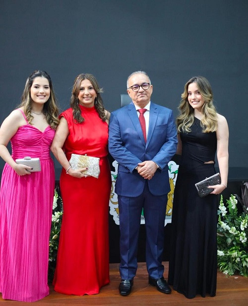 Um click do presidente do TJ/PI Aderson Nogueira com a esposa Kacianny e as filhas Lara e Mariane em noite de comemoração