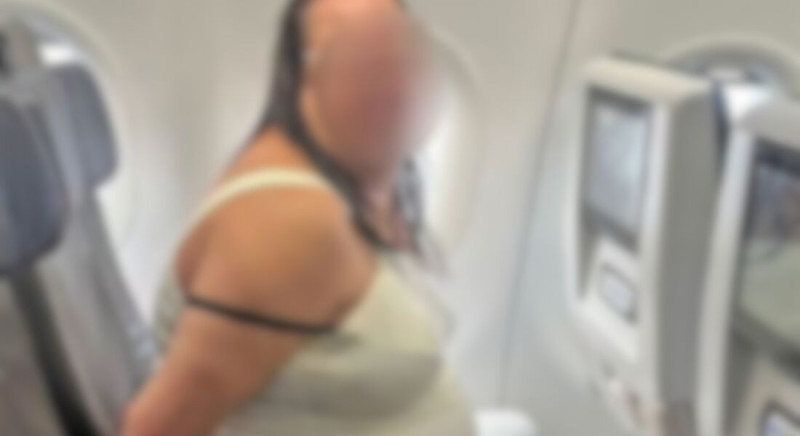 Vídeo: Mulher ofende comissários e é imobilizada dentro de avião em Recife - (Reprodução / Redes Sociais)