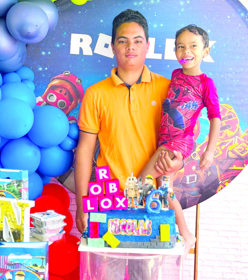 O pequeno Nícolas no domingo que passou ganhou festinha de aniversário, organizada pelos seus pais: Naná Oliveira e Anderson Rodrigues. Na foto com seu irmão José Alves Neto, que aniversariou dia 18 de janeiro. - (Arquivo Pessoal)