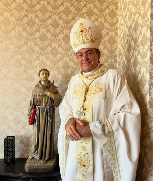 #Nomeação - O Papa Francisco nomeou Dom Francisco de Assis Gabriel dos Santos como o novo Bispo da Diocese de Cajazeiras, na Paraíba. Natural de Esperança (PB), dom Francisco estava à frente da diocese de Campo Maior, no Piauí, e também exercia o cargo de vice-presidente do Regional Nordeste 4 da CNBB. A nomeação foi saudada pela presidência da Conferência Nacional dos Bispos do Brasil, que destacou a nova missão pastoral do Bispo Paraibano. Chics!!! - (Arquivo Pessoal)