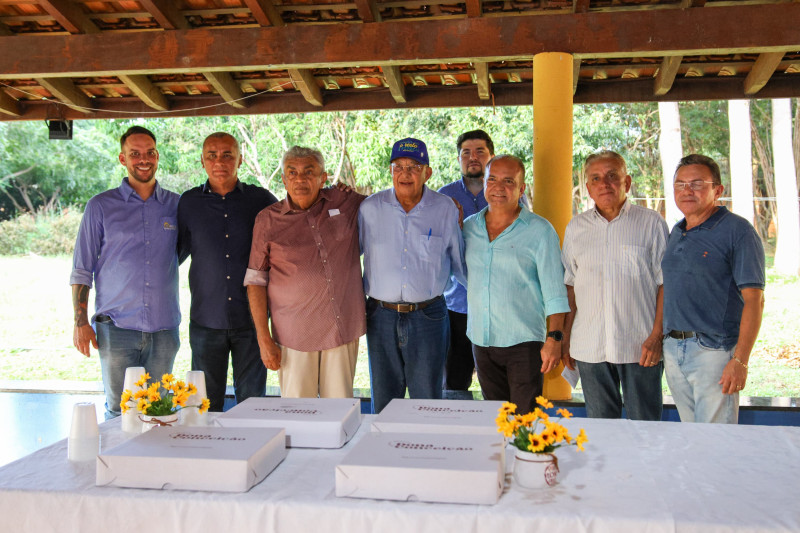 Comitiva da gestão municipal esteve presente no lançamento da obra - (Divulgação/Semcom)