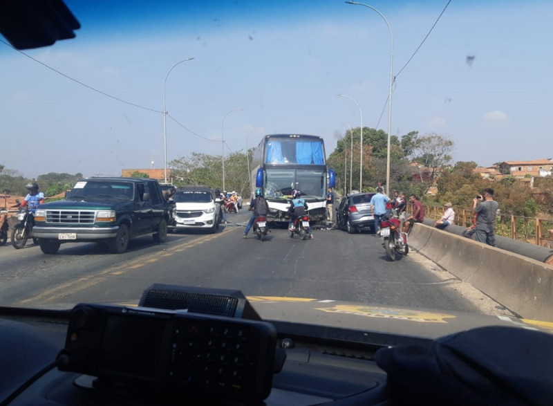 Acidente envolvendo ônibus e três carros deixa trânsito lento na BR-343 em Teresina