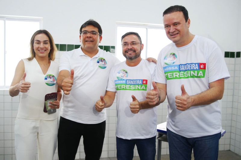 Fábio Novo vota acompanhado do Governador, Secretário de Educação e o candidato a vice, Paulo Márcio - (Jailson Soares/ODIA)