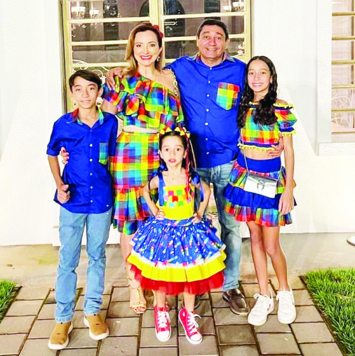 #Family - Um click dos queridos Olívia Nogueira & Lourival Nogueira com os filhos Lorenzo, Letizia e Lisbela em arraiá animado. Chics!!! - (Arquivo Pessoal)