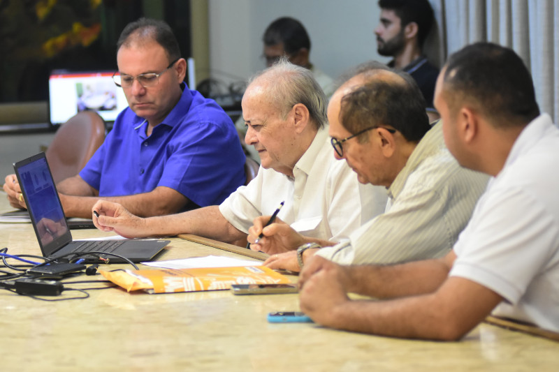 Prefeito Silvio Mendes em reunião para tratar do Minha Casa Minha Vida em Teresina.  - (Divulgação PMT)