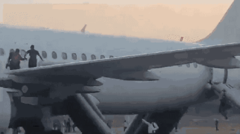 Passageiros são retirados pela asa de avião após ameaça de bomba na Índia - (Reprodução )