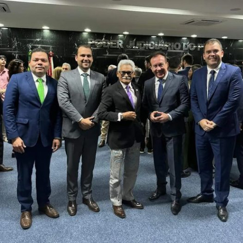 Um click de Daniel Alves, Mário Basílio, Antônio Soares, Carlos Hamilton - que aniversaria hoje (6), e Maurício Machado Queiroz em noite de posse do desembargador Antônio Nolleto. Chics!!!🎉 - (Divulgação)