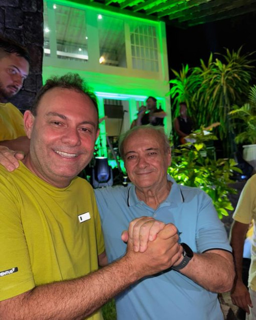 #Eleições - Um click do deputado estadual e vice-prefeito eleito Jeová Alencar e o prefeito eleito Silvio Mendes na festa de comemoração da vitória nas eleições de Teresina. O médico Sílvio Mendes (União Brasil) assumirá o comando da Prefeitura de Teresina pela terceira vez. Sílvio foi eleito prefeito da capital nas eleições de Teresina / Piauí. Chics!!! - (Arquivo Pessoal)