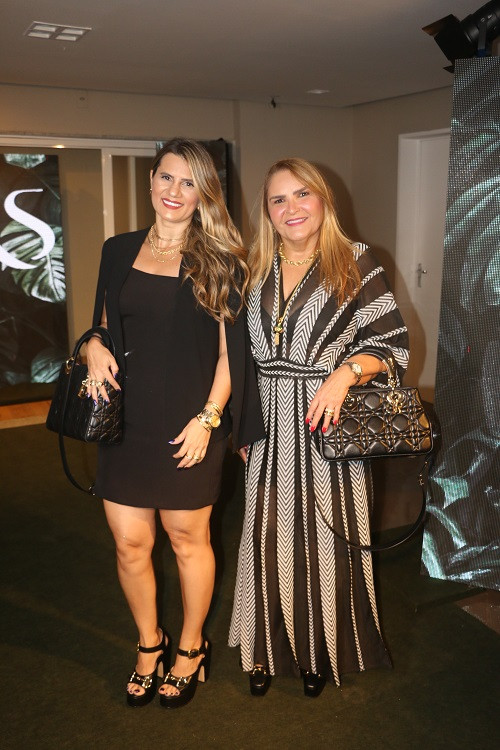 #Moda - Um click das queridas Kelly Carneiro e Fernanda Portela Carneiro em noite badalada de evento de moda. Chics!!! - (Divulgação)