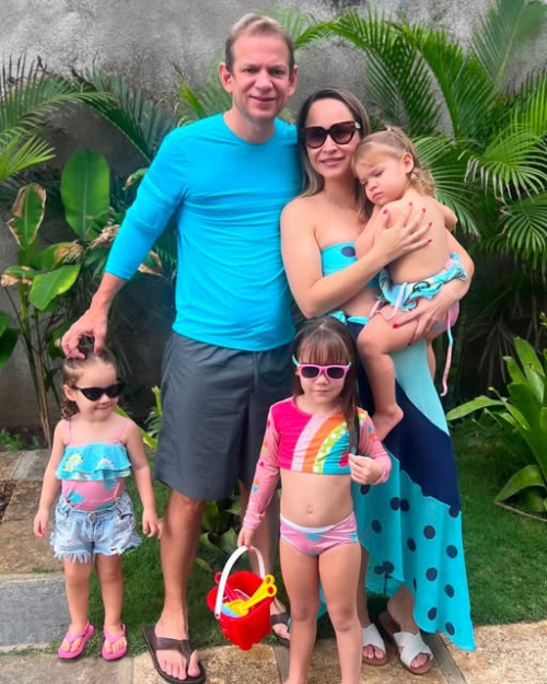 #Family - Um click do deputado federal Castro Neto e a empresária Luana Ribeiro de Castro com as filhas Helena, Laura e Luísa de férias no litoral piauiense. Chics!!! - (Arquivo Pessoal)