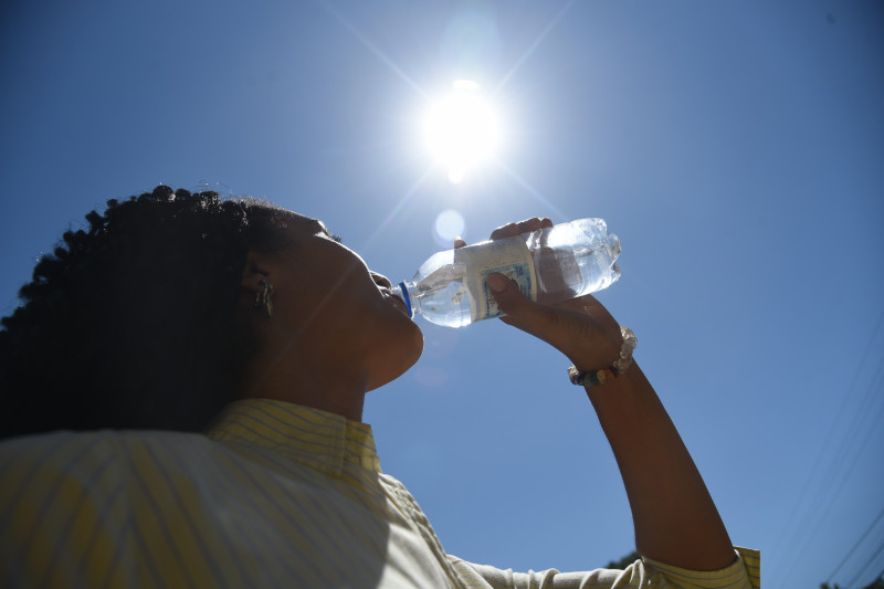 É recomendado redobrar os cuidados com a hidratação neste período. - (Assis Fernandes/ODIA)