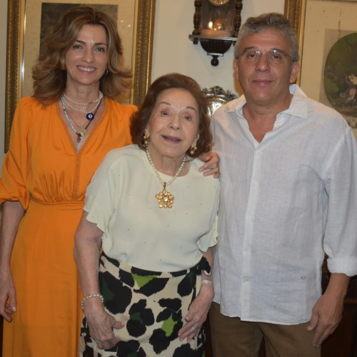 #Family - Parabéns para a querida Maria da Glória Nery Costa (30/10)!!! Que comemorou a data em grande estilo. Um click da aniversariante com a nora Lavínia Brandão e o filho Nelson Nery Costa. Chics!!! - (Magal Santos)