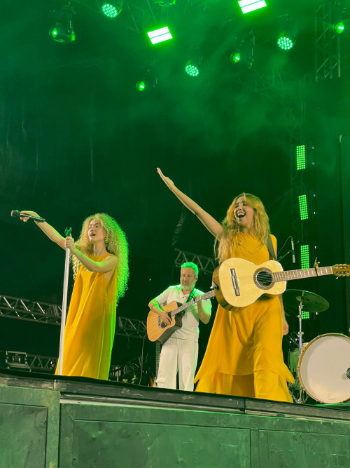 A dupla de música folk-pop Anavitória subiu ao palco na primeira noite de festival - (Divulgação/Ascom)