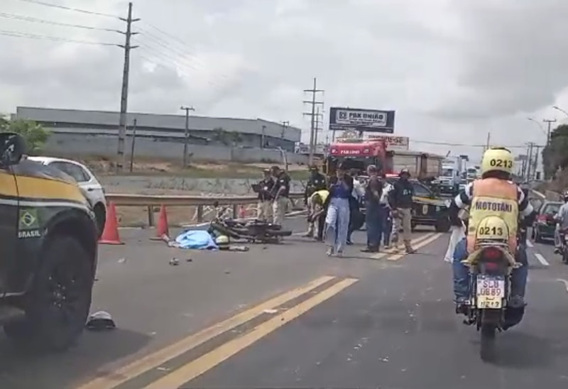 Mototaxista morre após colidir com caminhão na BR 343, em Teresina