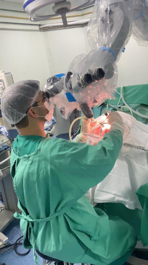 Neurocirurgião realizando cirurgia para descompressão microvascular do trigêmeo. - (Arquivo pessoal)