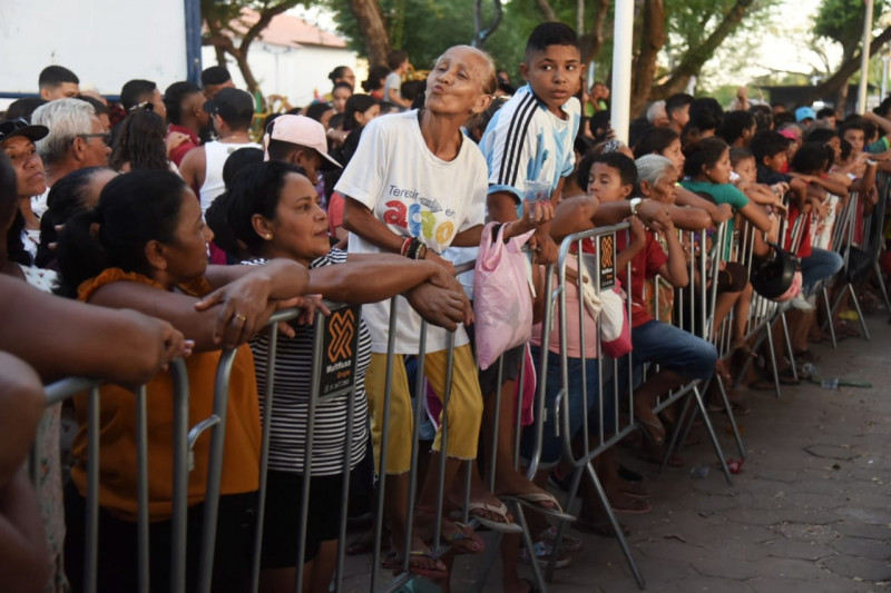 Centenas de pessoas aguardavam na fila para corte de bolo - (Jailson Soares/ODIA)