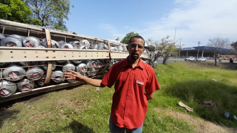 Eduardo Lemos é gerente de frota da empresa responsável pelo caminhão que tombou na rotatória do Tancredo Neves - (Assis Fernandes/O Dia)