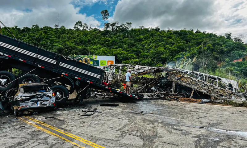 Acidente entre três veículos deixa 22 mortos em Minas Gerais