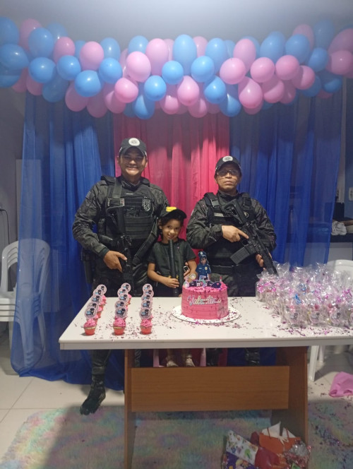 VÍDEO: Menina de 5 anos recebe visita de policiais militares durante festa temática em Teresina